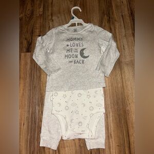 New WITHOUT tags. Carter's Grey 'Mommy Loves Me to the Moon and Back' Set. 24m